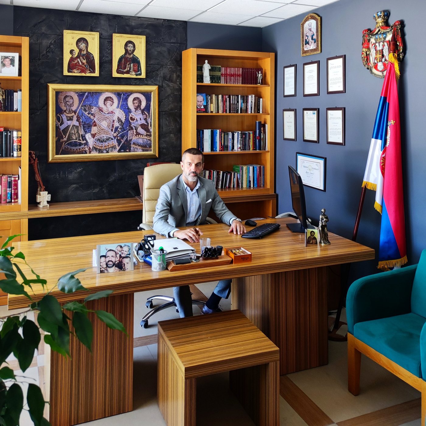 Адвокат Дејан Станић у својој канцеларији